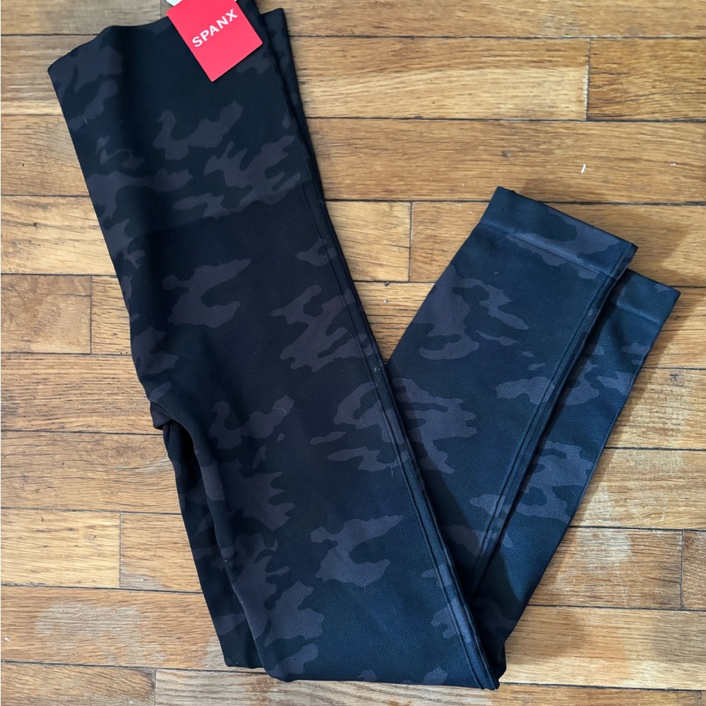 BNWT SPANX Black Leggings with Textured Full-Length Design